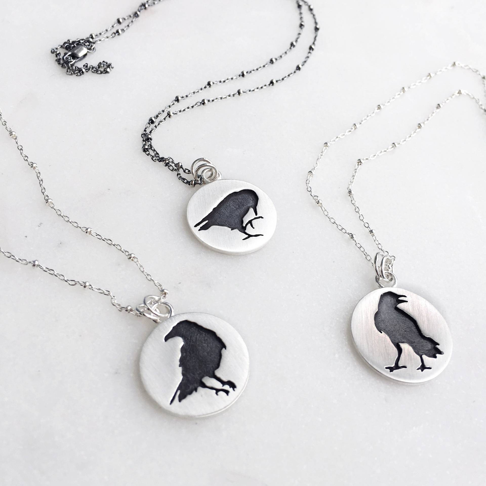 Rabe Halskette. Krähe. Nickelfreies Sterlingsilber. Vogel-Silhouette-Schmuck. Gothik. Zauberhaft. Okkult. Mystisch. Der Schöpfer. Dunkle Academia Rabe Halskette. Krähe. Nickelfreies Sterlingsilber. Vogel-Silhouette-Schmuck. Gothik. Zauberhaft. Okkult. Mystisch. Der Schöpfer. Dunkle Academia von IvyandGoldHandcraft