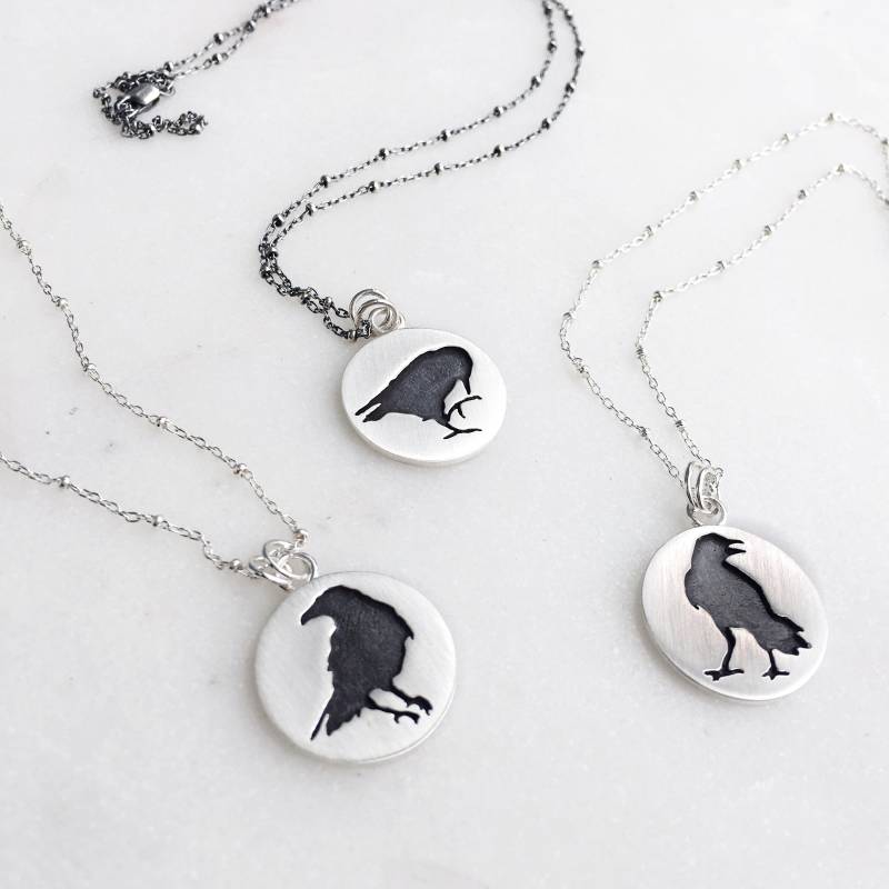 Rabe Halskette. Krähe. Nickelfreies Sterlingsilber. Vogel-Silhouette-Schmuck. Gothik. Zauberhaft. Okkult. Mystisch. Der Schöpfer. Dunkle Academia Rabe Halskette. Krähe. Nickelfreies Sterlingsilber. Vogel-Silhouette-Schmuck. Gothik. Zauberhaft. Okkult. Mystisch. Der Schöpfer. Dunkle Academia von IvyandGoldHandcraft