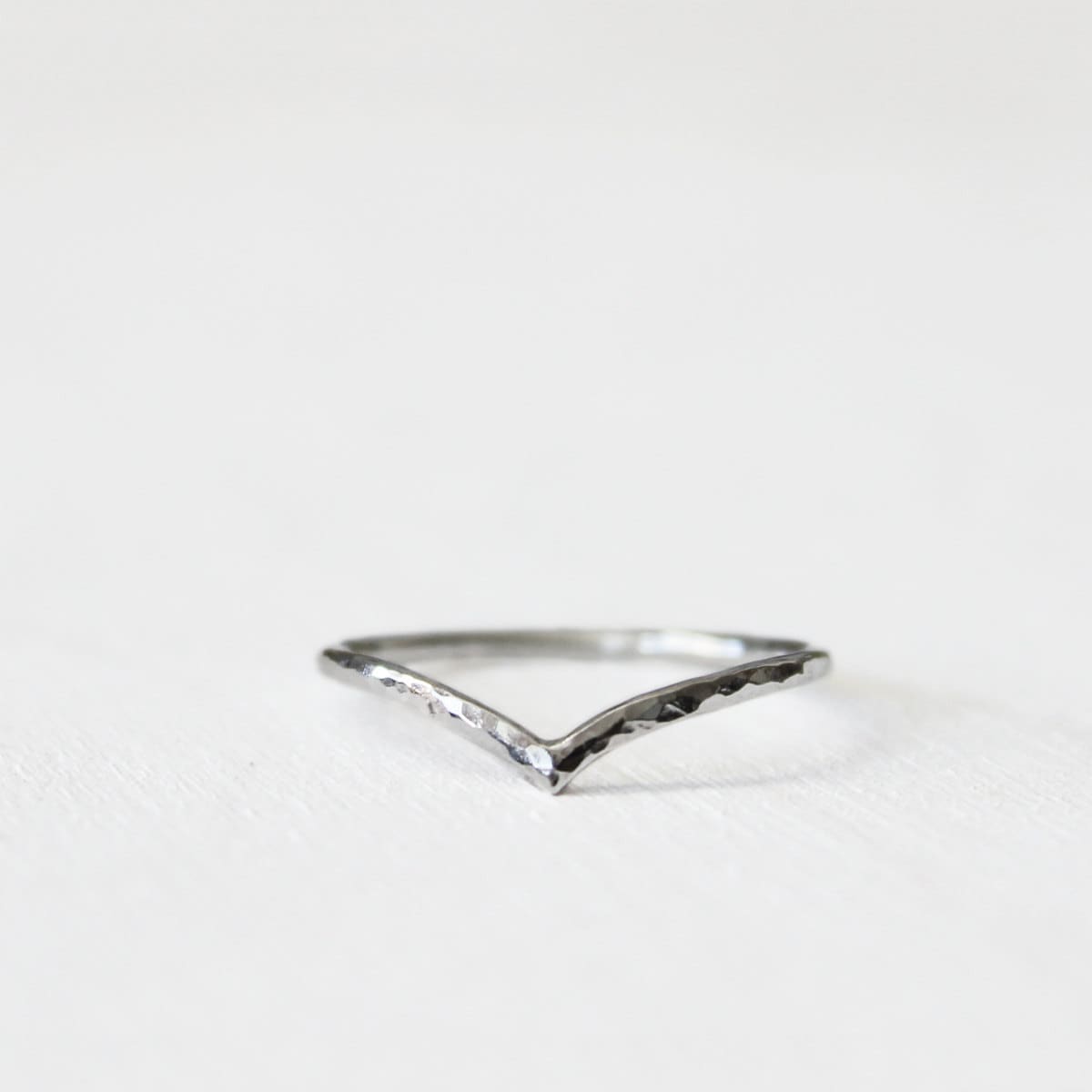 Sehr Schöner Chevron Ring Mit Gehämmerter Struktur. Zarte Stapel Ringe. Midi Sterling Silber. Rose Und Gelb Gold Fill. Neu Rustikal Sehr Schöner Chevron Ring Mit Gehämmerter Struktur. Zarte Stapel Ringe. Midi Sterling Silber. Rose Und Gelb Gold Fill. Neu Rustikal von IvyandGoldHandcraft