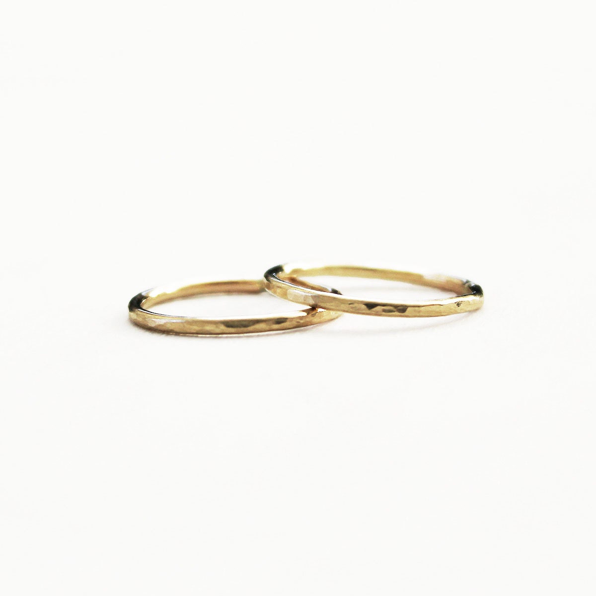 Set Aus 2 Gelbgold Fill Ringen Mit Gehämmerter Struktur. Zarte Stapel Ringe. Midi Oben Die Knöchel Geschenke Für Sie Set Aus 2 Gelbgold Fill Ringen Mit Gehämmerter Struktur. Zarte Stapel Ringe. Midi Oben Die Knöchel Geschenke Für Sie von IvyandGoldHandcraft
