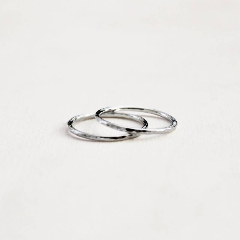 Set Aus 2 Sterling Silber Ringen Mit Gehämmerter Textur. Zarte Stapel Ringe. Midi Oben Die Knöchel Brautjungfer Geschenke Set Aus 2 Sterling Silber Ringen Mit Gehämmerter Textur. Zarte Stapel Ringe. Midi Oben Die Knöchel Brautjungfer Geschenke von IvyandGoldHandcraft