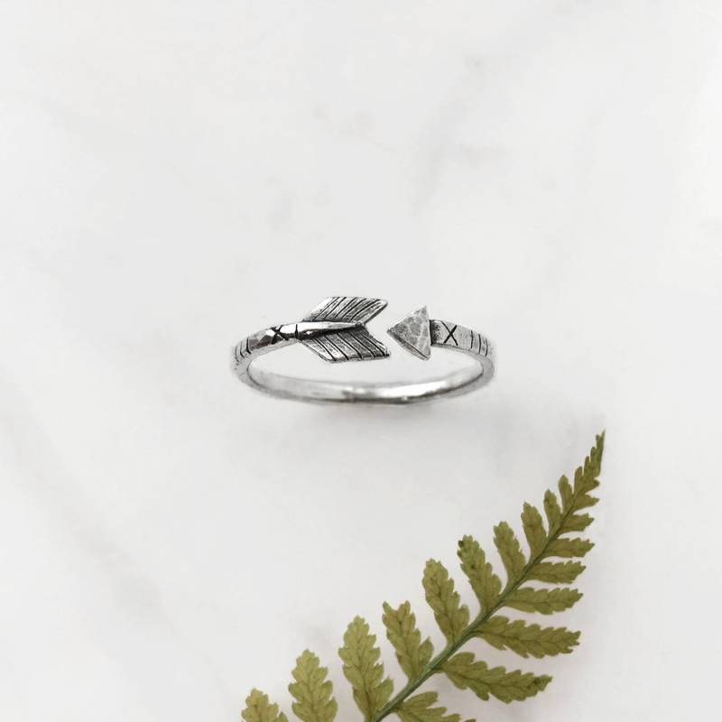 Silber Pfeil Ring. Verstellbarer Vintage Inspiriert. Bogenschießen. Südwesten Schmuck. Nickelfrei. Neu Rustikal. Westlicher Stil. Stapelbar Silber Pfeil Ring. Verstellbarer Vintage Inspiriert. Bogenschießen. Südwesten Schmuck. Nickelfrei. Neu Rustikal. Westlicher Stil. Stapelbar von IvyandGoldHandcraft