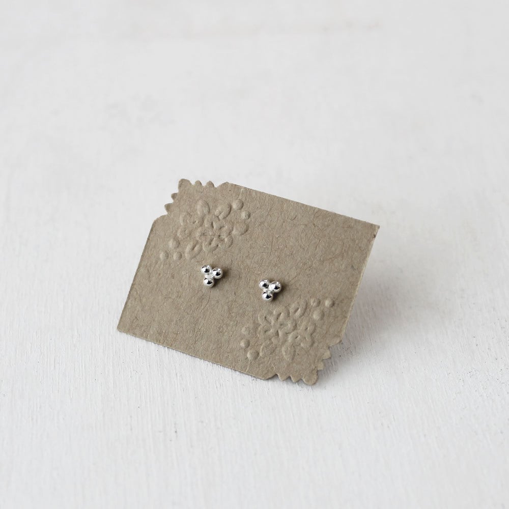 sterling Silber Dreifach Perlen Ohrstecker . Piercing Schmuck. Knorpel Ohrring. Ohrringe. Punkt Kleine sterling Silber Dreifach Perlen Ohrstecker . Piercing Schmuck. Knorpel Ohrring. Ohrringe. Punkt Kleine von IvyandGoldHandcraft