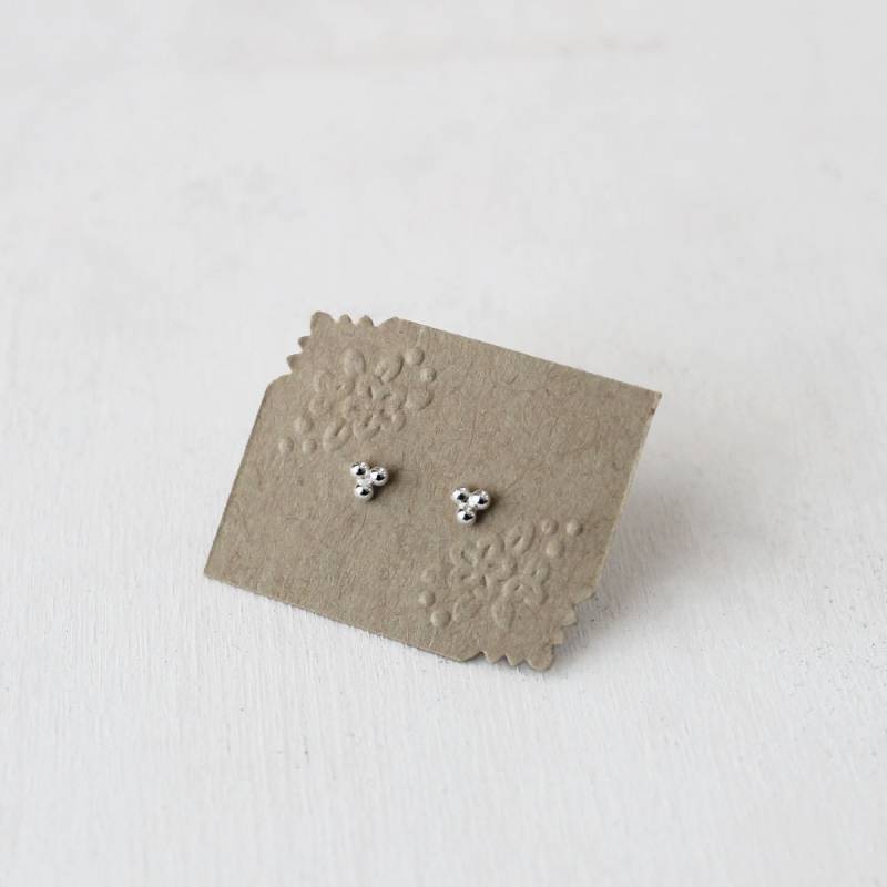 sterling Silber Dreifach Perlen Ohrstecker . Piercing Schmuck. Knorpel Ohrring. Ohrringe. Punkt Kleine sterling Silber Dreifach Perlen Ohrstecker . Piercing Schmuck. Knorpel Ohrring. Ohrringe. Punkt Kleine von IvyandGoldHandcraft
