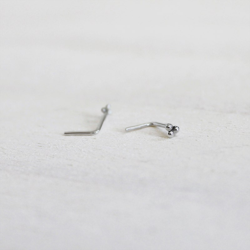 sterling Silber Mini Triple Bead Nase/Tragus Gestüt sterling Silber Mini Triple Bead Nase/Tragus Gestüt von IvyandGoldHandcraft