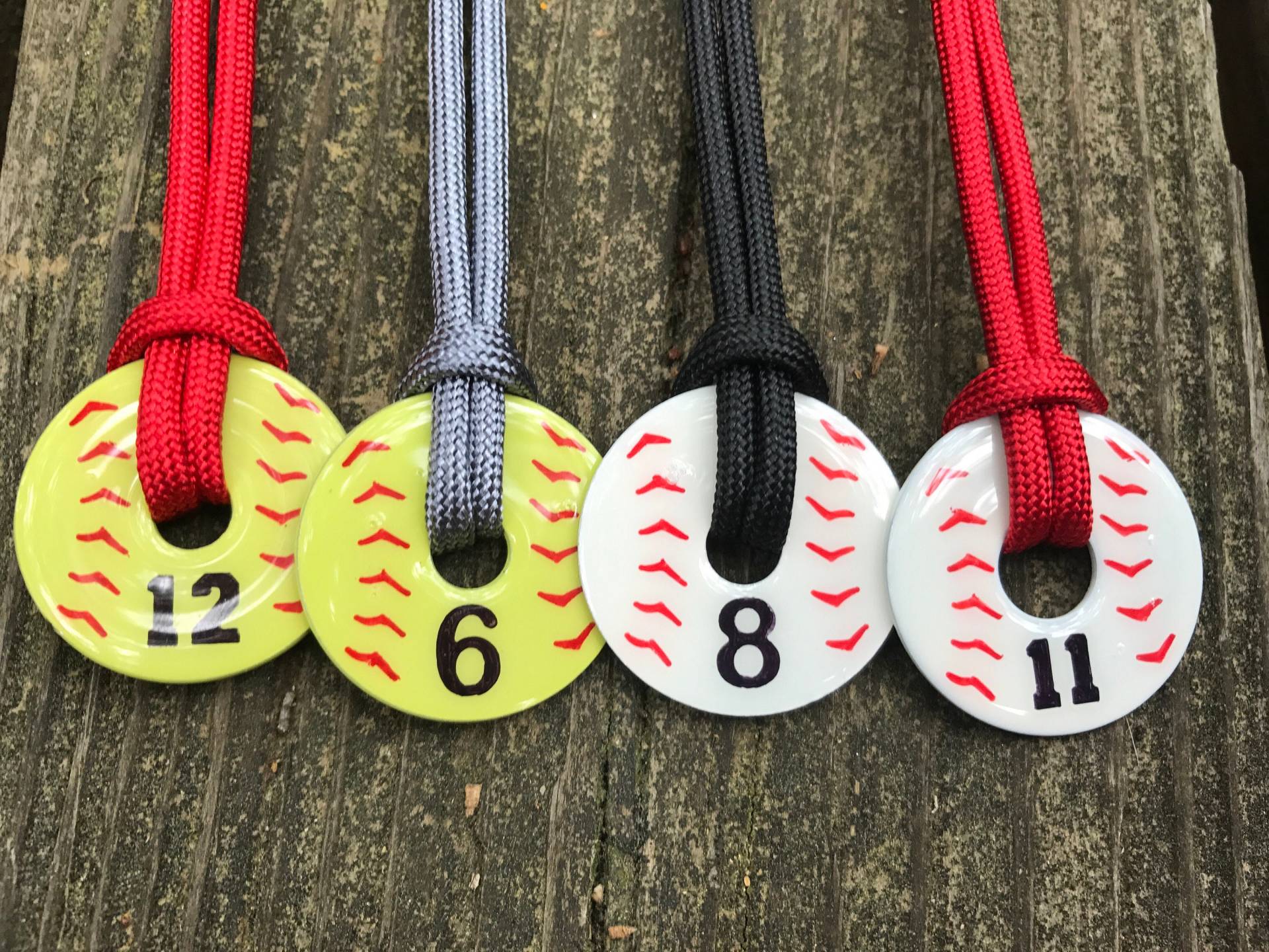 Benutzerdefinierte Handbemalt Baseball/Softball Halsketten Mit Zahlen Benutzerdefinierte Handbemalt Baseball/Softball Halsketten Mit Zahlen von IvyandMagnoliaCo