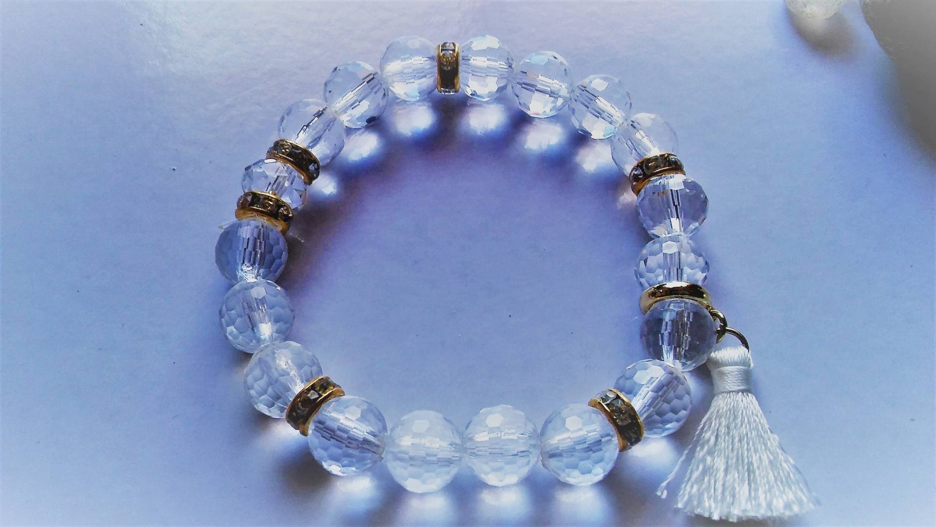 Crystal Beaded Armband Mit Weißem Tassel Crystal Beaded Armband Mit Weißem Tassel von Ivylynnsjewels