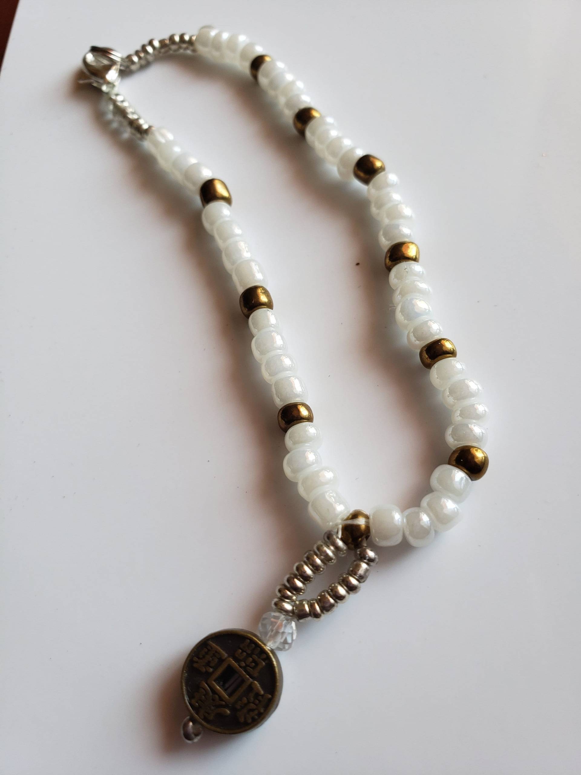 Ein Kleines Vermögen Whited Kleine Perlen, Mit Einem Kupfer Charme Ein Kleines Vermögen Whited Kleine Perlen, Mit Einem Kupfer Charme von Ivylynnsjewels
