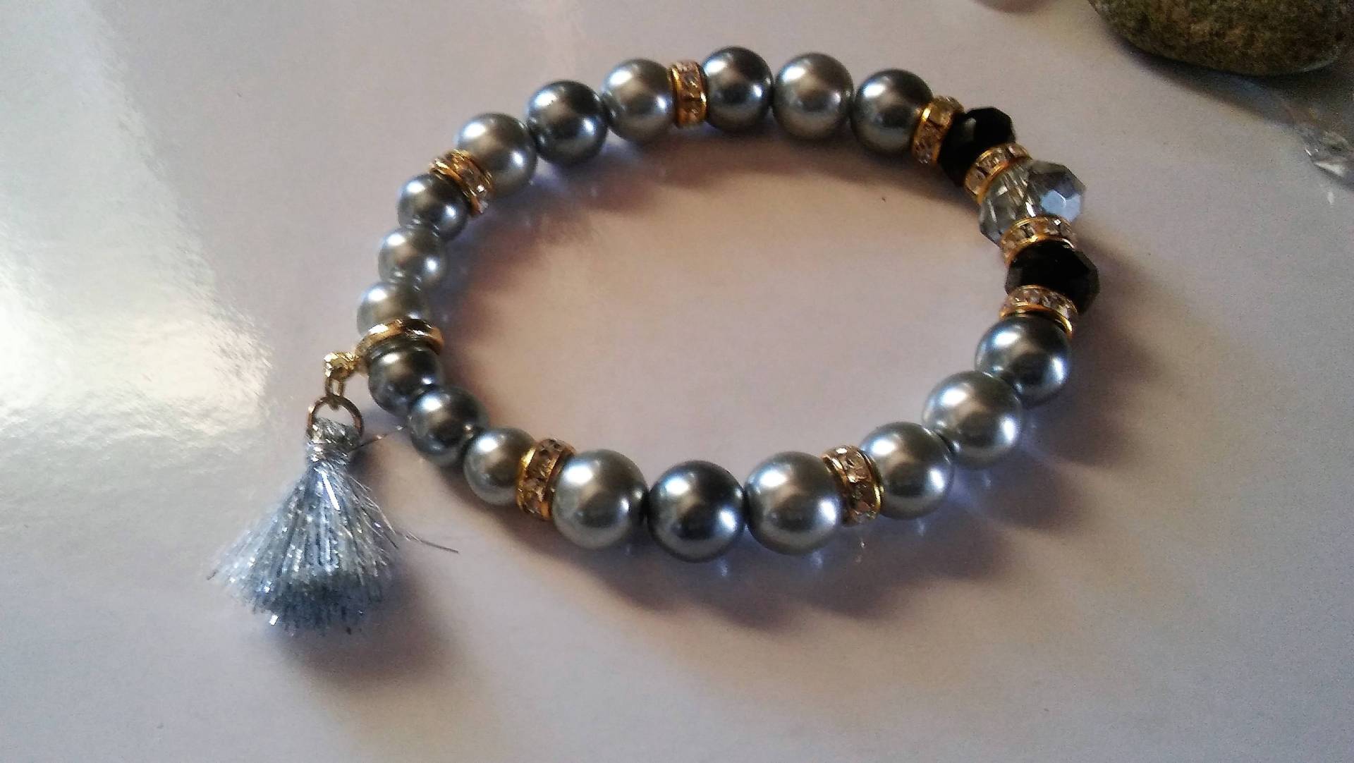 Gray Pearls Gold Spacers Black Precious Stones Mit Silbernem Tassel Gray Pearls Gold Spacers Black Precious Stones Mit Silbernem Tassel von Ivylynnsjewels