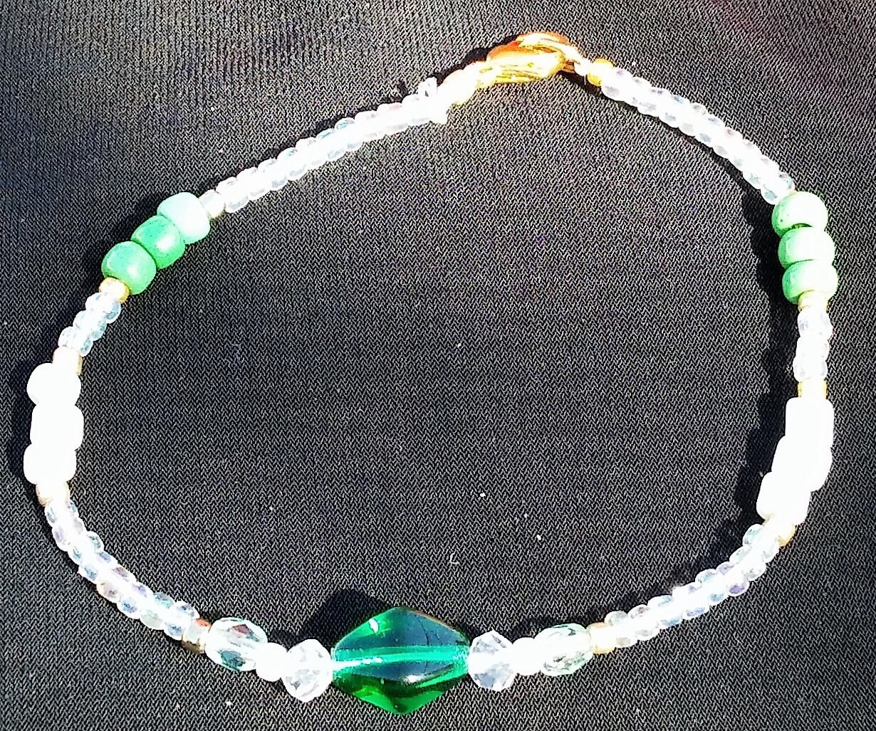 Grün Und Weiß Perlen Armband Grün Und Weiß Perlen Armband von Ivylynnsjewels