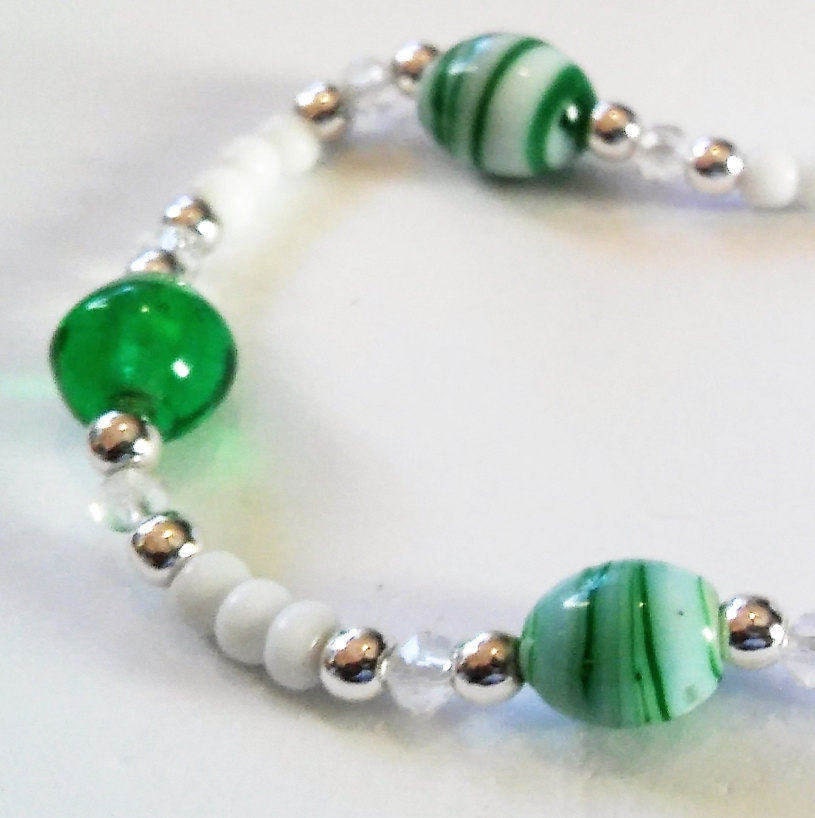 Grüner Marmor, Mit Grünen Und Weißen Marmorperlen Grüner Marmor, Mit Grünen Und Weißen Marmorperlen von Ivylynnsjewels
