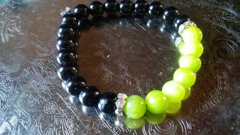 Hellgrüne Jaden Und Schwarze Perlen Hellgrüne Jaden Und Schwarze Perlen von Ivylynnsjewels