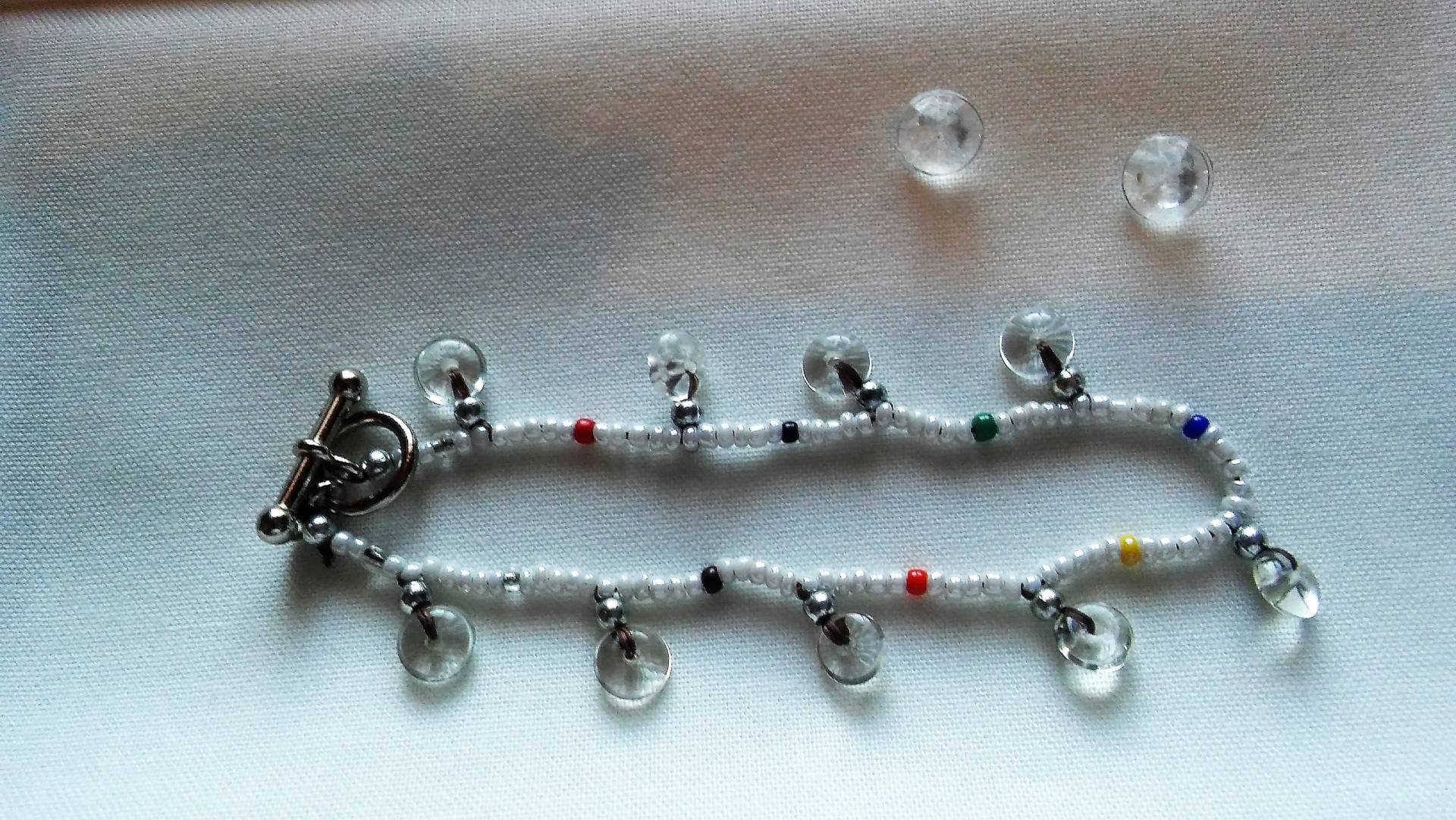 Kleines Weiß Mit Mehrfarbigen Und Klaren Runden Perlen Kleines Weiß Mit Mehrfarbigen Und Klaren Runden Perlen von Ivylynnsjewels