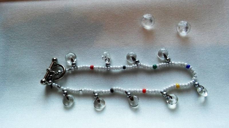 Kleines Weiß Mit Mehrfarbigen Und Klaren Runden Perlen Kleines Weiß Mit Mehrfarbigen Und Klaren Runden Perlen von Ivylynnsjewels