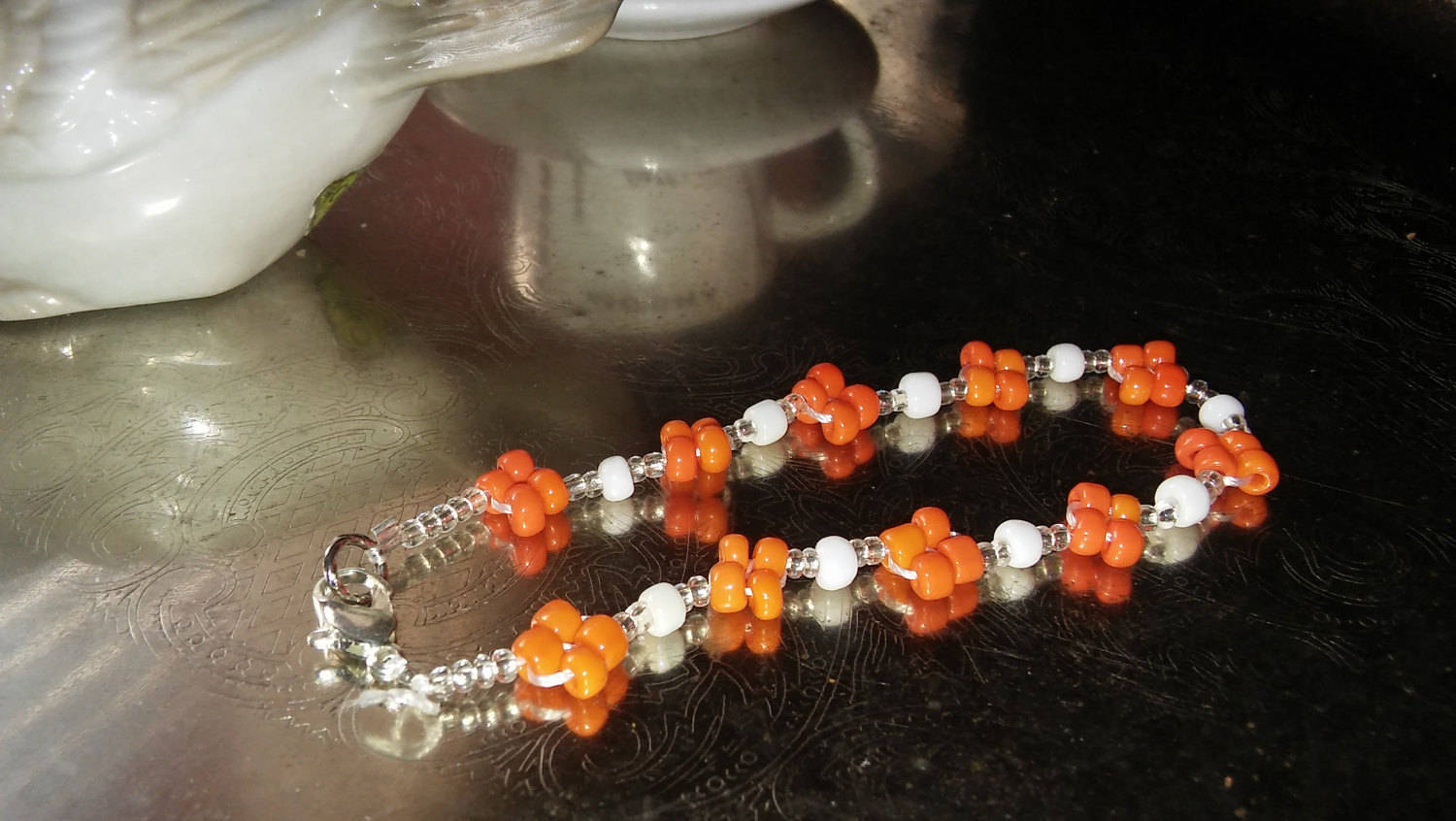 Orangen-Und Weiß-Balkenarmband Orangen-Und Weiß-Balkenarmband von Ivylynnsjewels