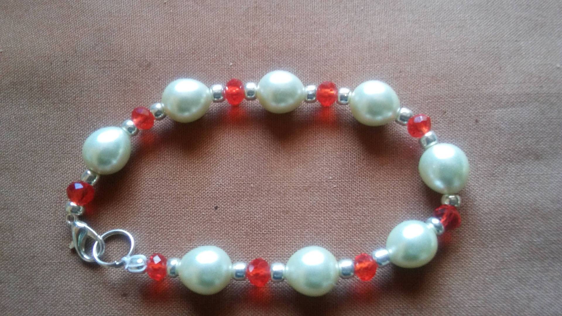 Perlen Und Rote Kristalle Verprügeln Armband Perlen Und Rote Kristalle Verprügeln Armband von Ivylynnsjewels