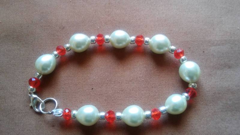 Perlen Und Rote Kristalle Verprügeln Armband von Ivylynnsjewels