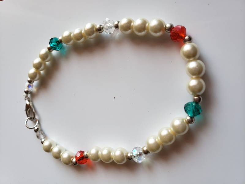 Rot, Grün Und Perle Armband Rot, Grün Und Perle Armband von Ivylynnsjewels