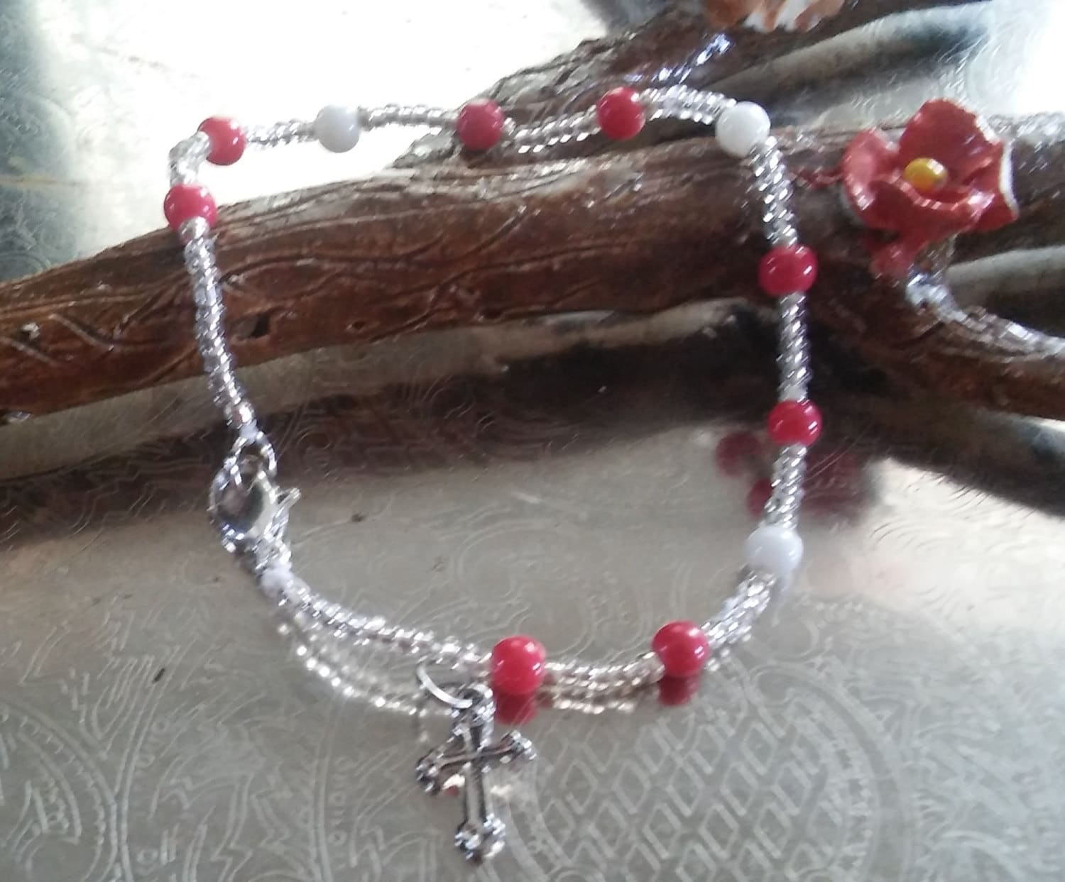 Runde Rote Und Weiße Perlen, Klare Samenperlen, Mit Kreuz Runde Rote Und Weiße Perlen, Klare Samenperlen, Mit Kreuz von Ivylynnsjewels