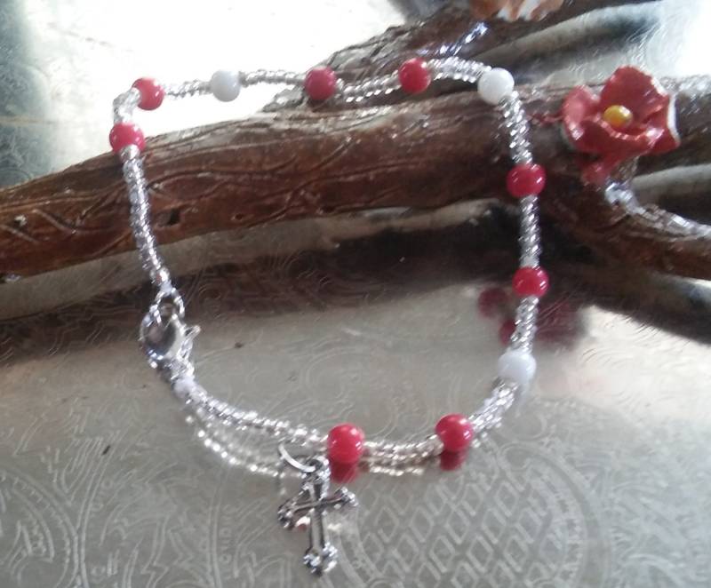Runde Rote Und Weiße Perlen, Klare Samenperlen, Mit Kreuz Runde Rote Und Weiße Perlen, Klare Samenperlen, Mit Kreuz von Ivylynnsjewels