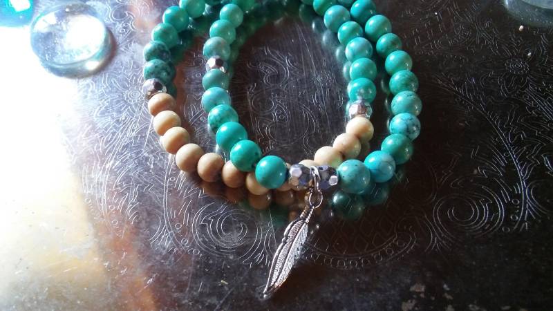 Türkis-Und Holzperlen Mit Silbernem Federarmband, Satz 2 Türkis-Und Holzperlen Mit Silbernem Federarmband, Satz 2 von Ivylynnsjewels