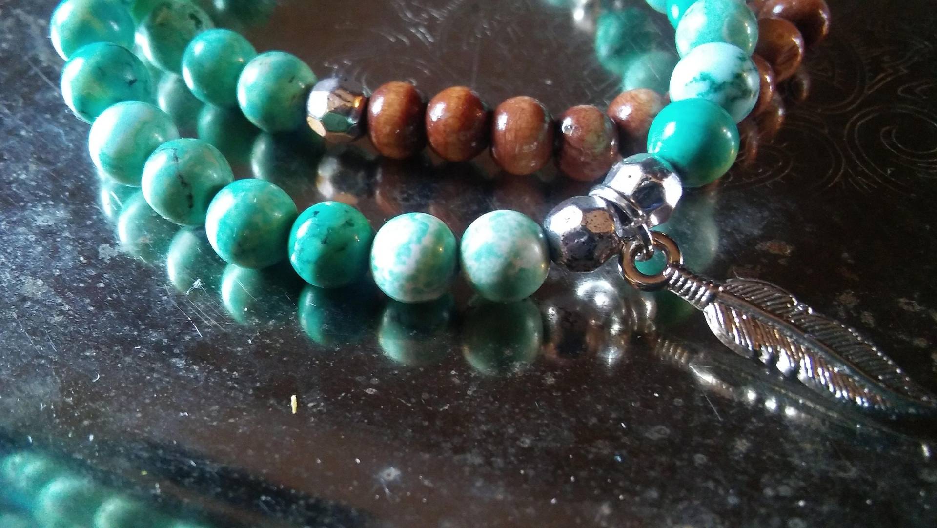 Türkisfarbene Perlen Mit Silbernem Feder-Armband, Satz Von Zwei Türkisfarbene Perlen Mit Silbernem Feder-Armband, Satz Von Zwei von Ivylynnsjewels
