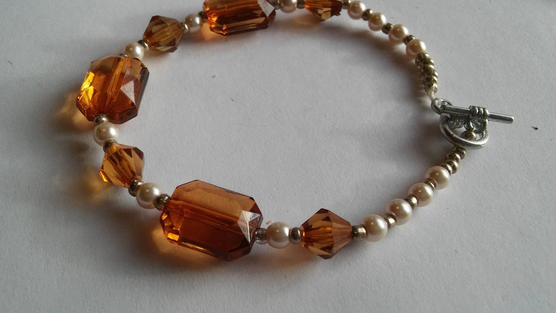 Waldbraun Mit Kleiner Perlenarmband Waldbraun Mit Kleiner Perlenarmband von Ivylynnsjewels