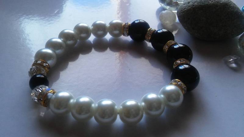 Weiße Perlen Und Schwarze Großperlen Mit Gold-Spacer Weiße Perlen Und Schwarze Großperlen Mit Gold-Spacer von Ivylynnsjewels
