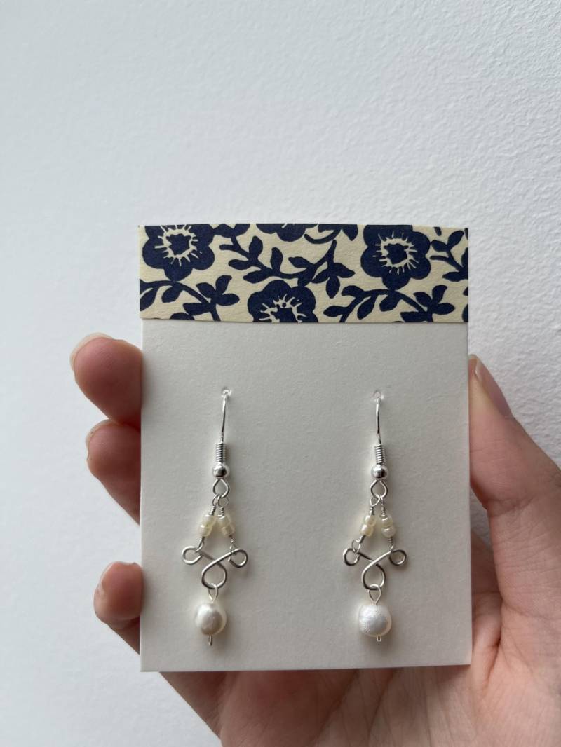 Handgemachte Ohrringe Aus Versilbertem Draht Mit Echter Perle von Ivyproductions