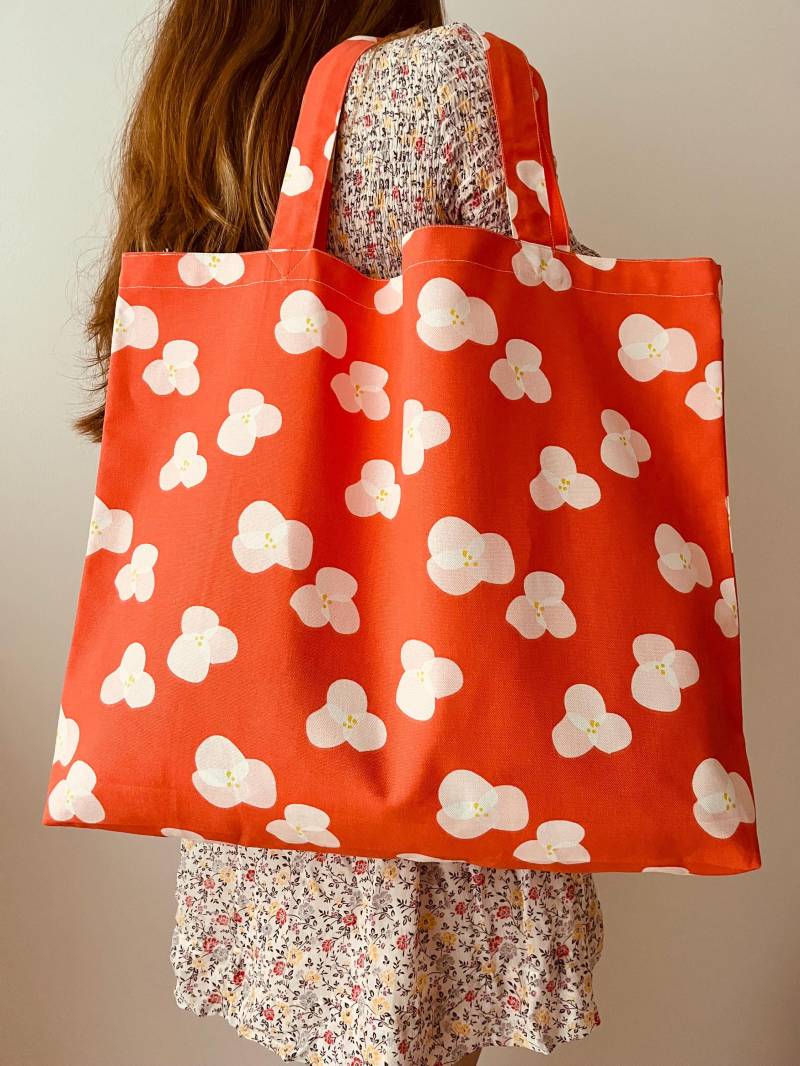 Bunte Xxl Strandtasche in Orange/Rot Mit Weißen Blumen. Große, Farbenfrohe Stofftasche, Handarbeit, Extra Breit 52 cm | Standard-Breite-38cm von IwaStudio