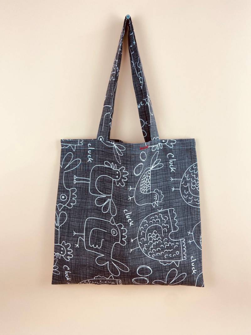 Genähte Graue Stofftasche Mit Hähnen. Einkaufstasche in Grau Und Weiß von IwaStudio