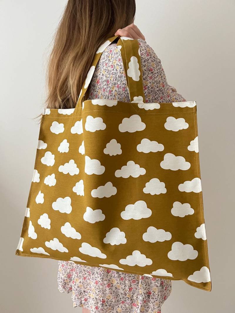Sommer Xxl-Strandtasche Aus Baumwolle. Sehr Große, Gelbe Stofftasche Mit Weißen Wolken, Extra Breit 53 cm, in Handarbeit Gefertigt Sommer Xxl-Strandtasche Aus Baumwolle. Sehr Große, Gelbe Stofftasche Mit Weißen Wolken, Extra Breit 53 cm, in Handarbeit Gefertigt von IwaStudio