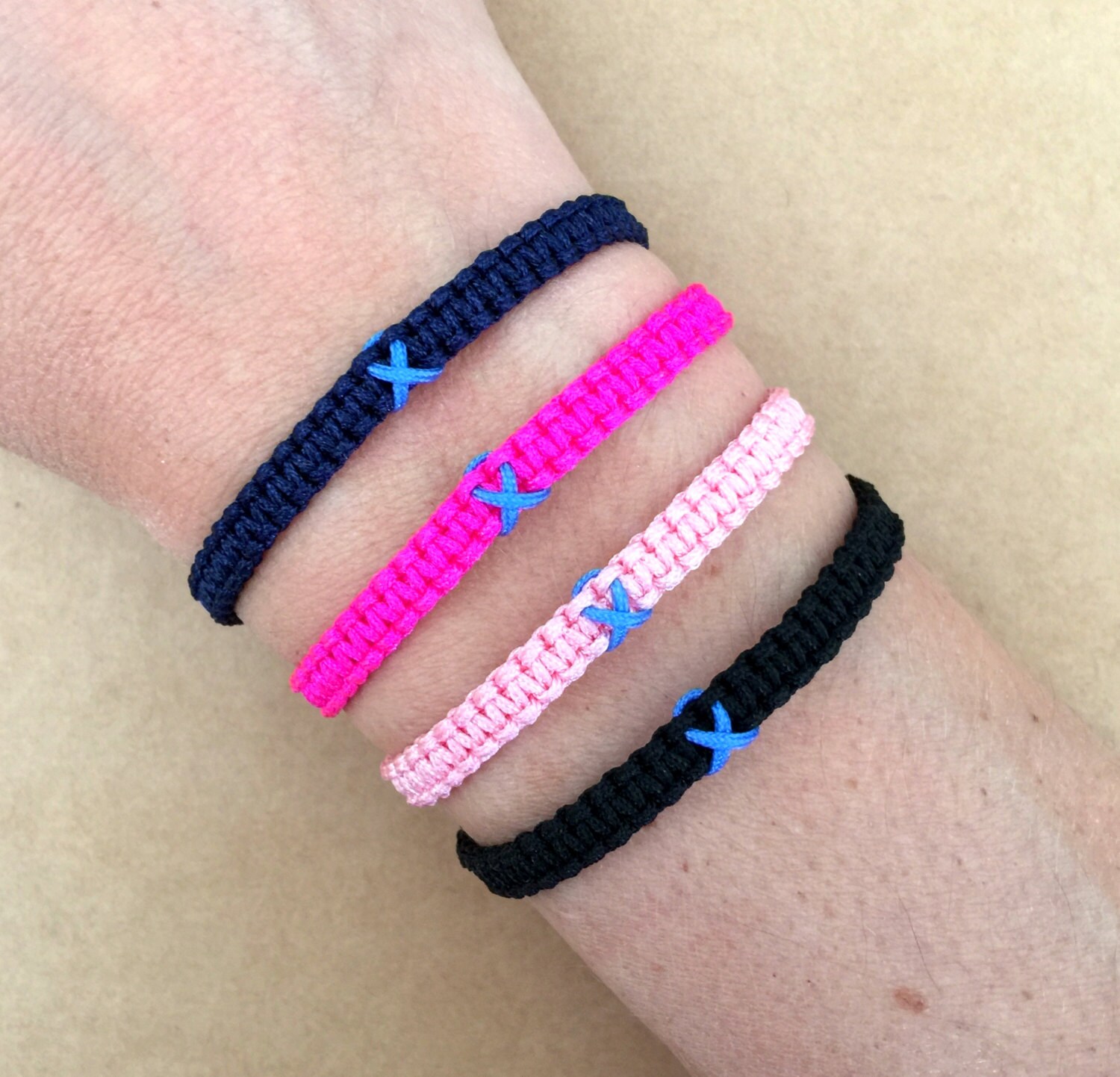Makramee Freundschaftsarmband Mit Blauem Band - Anti-Mobbing-Prävention Armband, Stärke, Unterstützung, Bully Free Armband Makramee Freundschaftsarmband Mit Blauem Band - Anti-Mobbing-Prävention Armband, Stärke, Unterstützung, Bully Free Armband von IzouBijoux