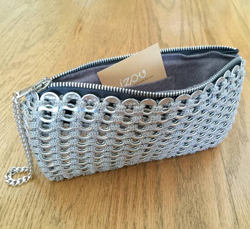 Soda Tab/Pop Handgemachte Graue Gehäkelte Clutch Mit Handgelenkskette - Geldbörse, Reißverschluss Soda Tab/Pop Handgemachte Graue Gehäkelte Clutch Mit Handgelenkskette - Geldbörse, Reißverschluss von IzouBijoux
