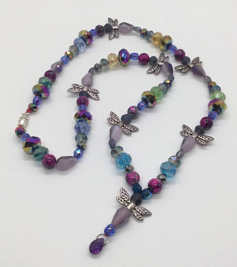 Libelle-Kristall-Perlen-Halskette Libelle-Kristall-Perlen-Halskette von IzzysBuriedTreasures