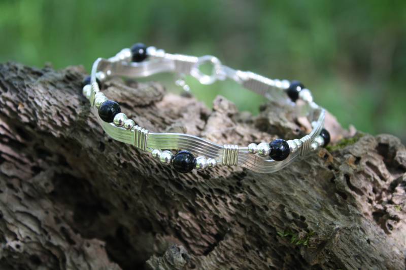 The River Armband Fein .935 Argentium Silber Mit Schwarzen Und Silbernen Perlen Armband Draht Gewickelt Schmuck von J4UJewelry