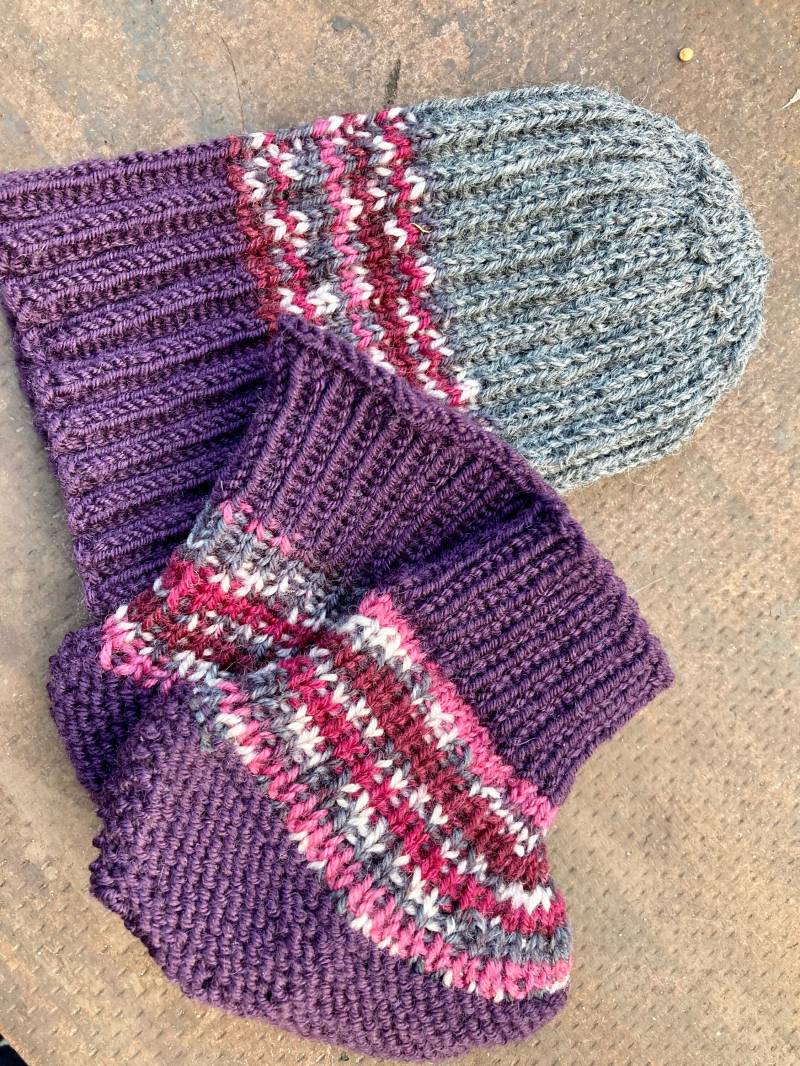 Babyset „Waldbeere", Mütze Und Schühchen, 0-3 Monate, Handgestrickt Babyset „Waldbeere", Mütze Und Schühchen, 0-3 Monate, Handgestrickt von JACHShandmade
