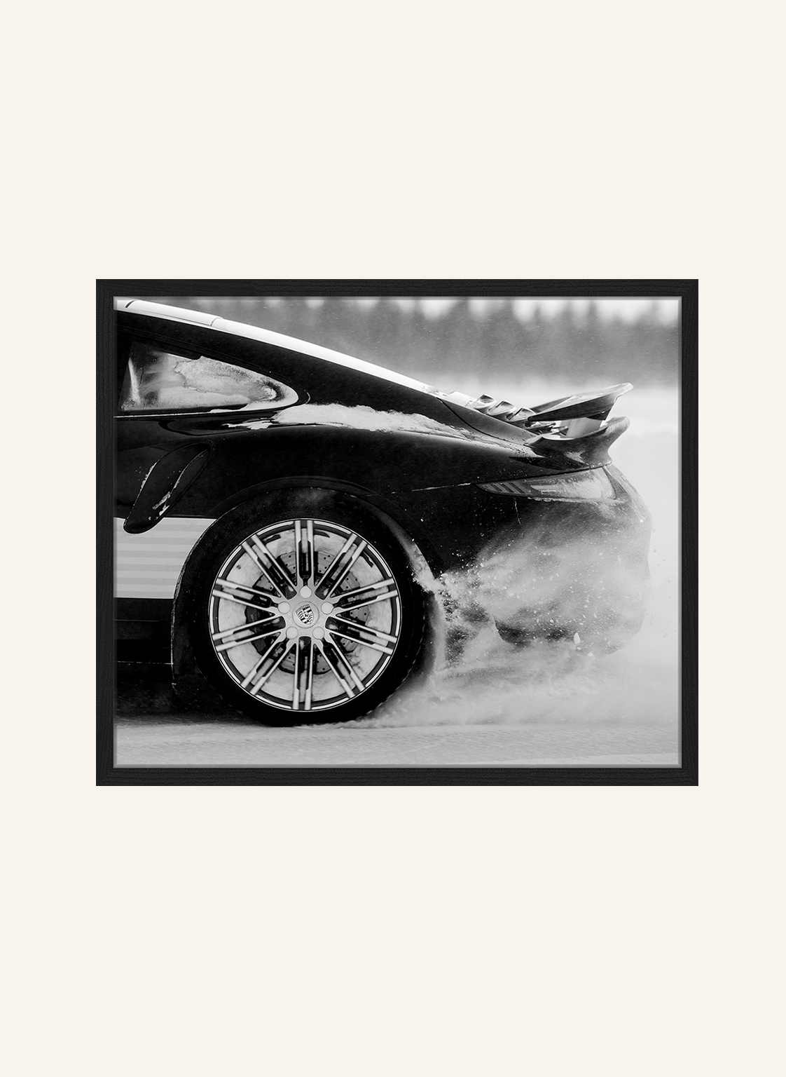 Jacob Baden Wandbild Porsche Schnee Drift Mit Rahmen schwarz von JACOB BADEN