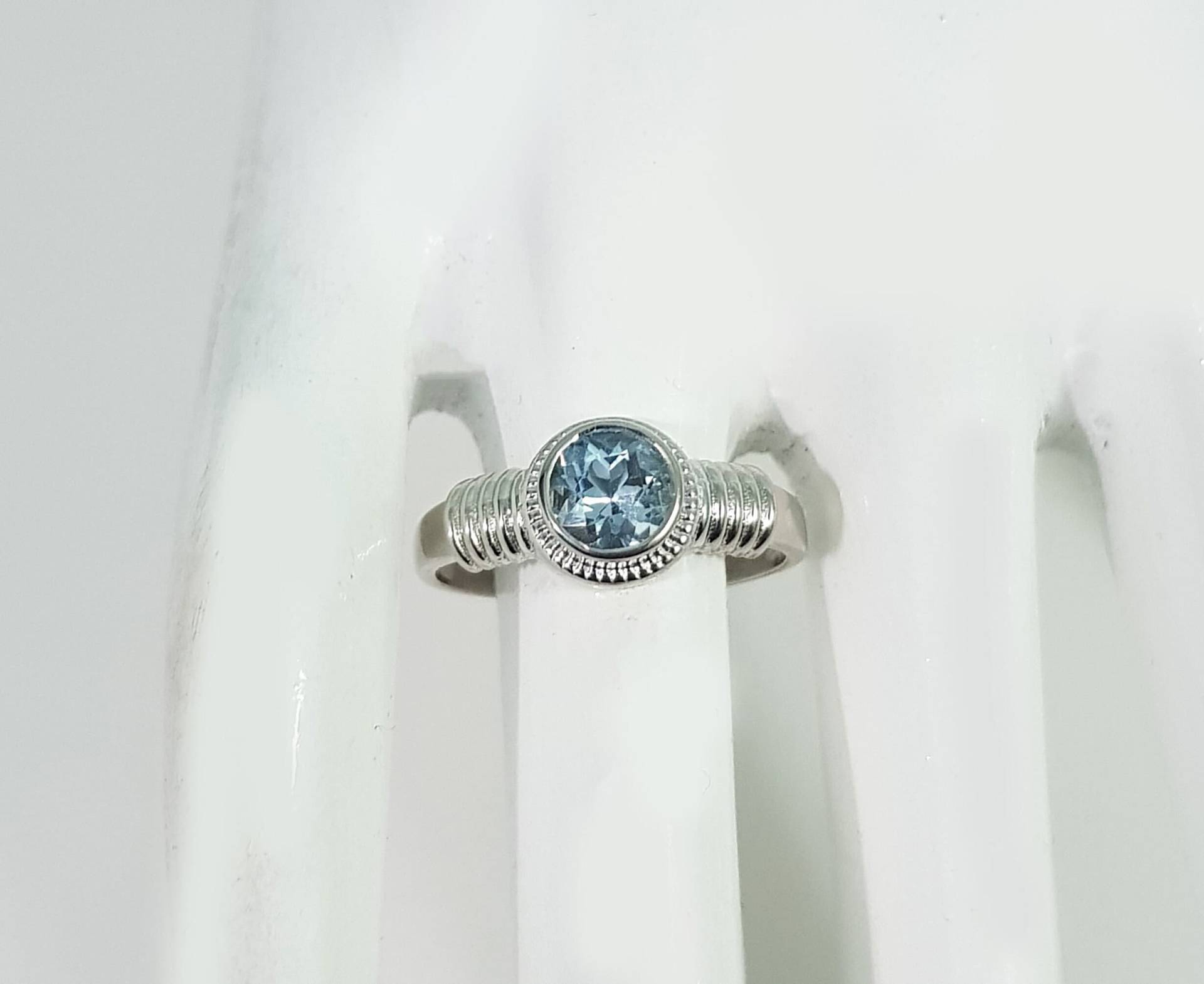 Natürlicher Aquamarin Ring Aus 925 Sterling Silber, Runder Facettierter Solitär Ring, März Birthstone Für Frauen von JAGemsJewelry