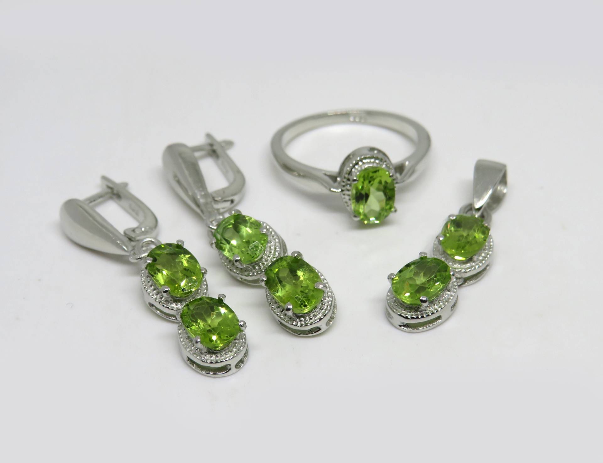 Peridot Schmuck Set in 925 Sterling Silber, Silber Ohrringe, Anhänger, Ring, Schmuckset Mit Grünem Stein Für Frauen Und Mädchen von JAGemsJewelry