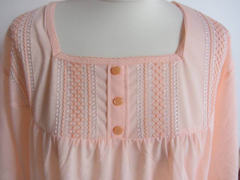 Nachthemd in Aprikot, Kurzarm, Langes Damen Baumwolle Schlafhemd, Stoff Single Jersey Qualität, Uni Sommerstoff Mit Spitze von JAHRZEHNTE