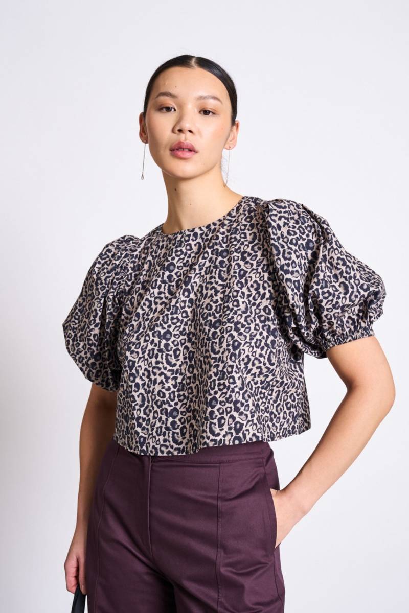 Bluse Cropped Olmos Leo Print Braun von JAN 'N JUNE