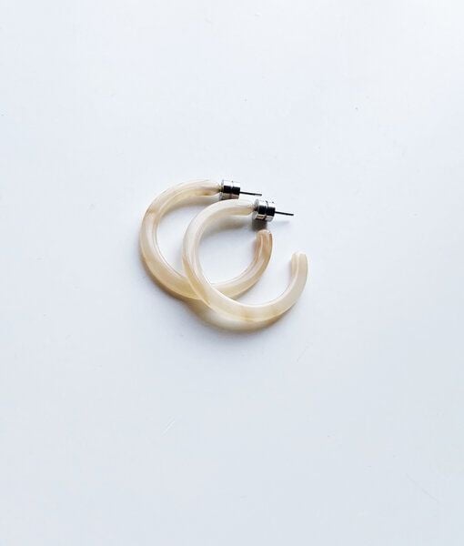 JAN N JUNE Runde Ohrringe MINI HOOPS aus Acetat von JAN N JUNE