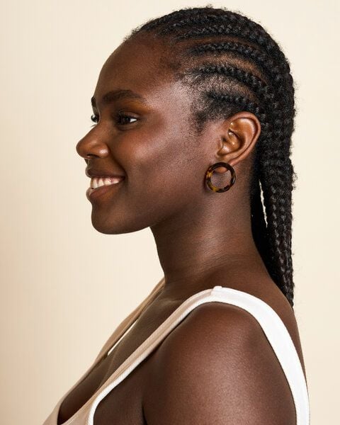 JAN N JUNE Runde Ohrringe MINI HOOPS aus Acetat von JAN N JUNE