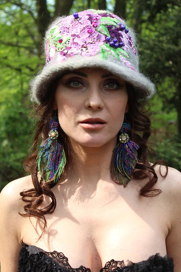 Erste Blumen Hut, Einzigartig, -Künstlerisch, Handgemacht, Versandfertig von JARMOLOWSKA