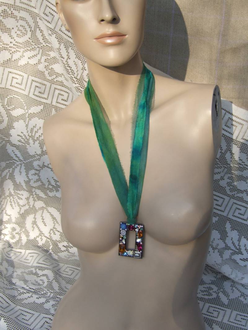 Green Door Pendant.multicolor Swarovski Kristall. Boho. Wald-Mädchen-stil von JARMOLOWSKA