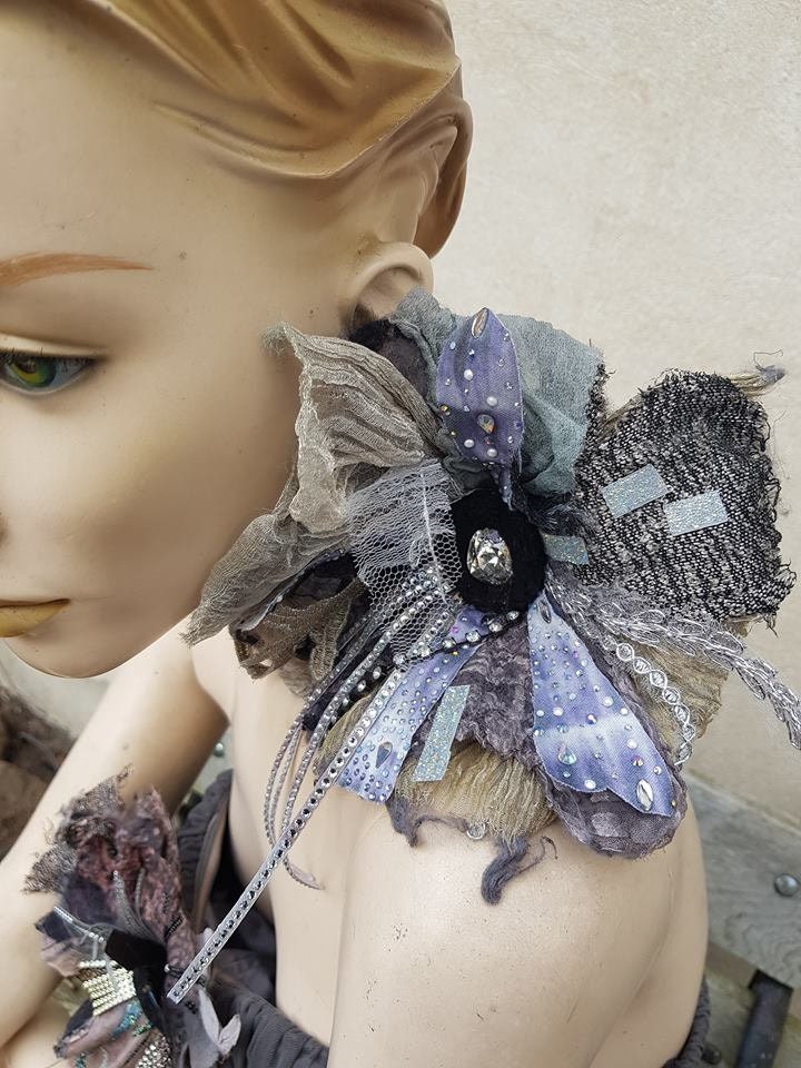 Handgefertigte Designer Brosche, Pin, "Flowers Of Thorny Bushes" Von Jarmolowska, Kunst, Einzigartig Und Versandfertig von JARMOLOWSKA