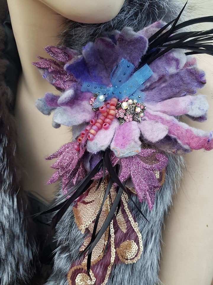 Handgefertigte Designer Brosche, Pin, "Sweetnes" Von Jarmolowska, Kunstfertig, Einzigartig Und Versandfertig von JARMOLOWSKA