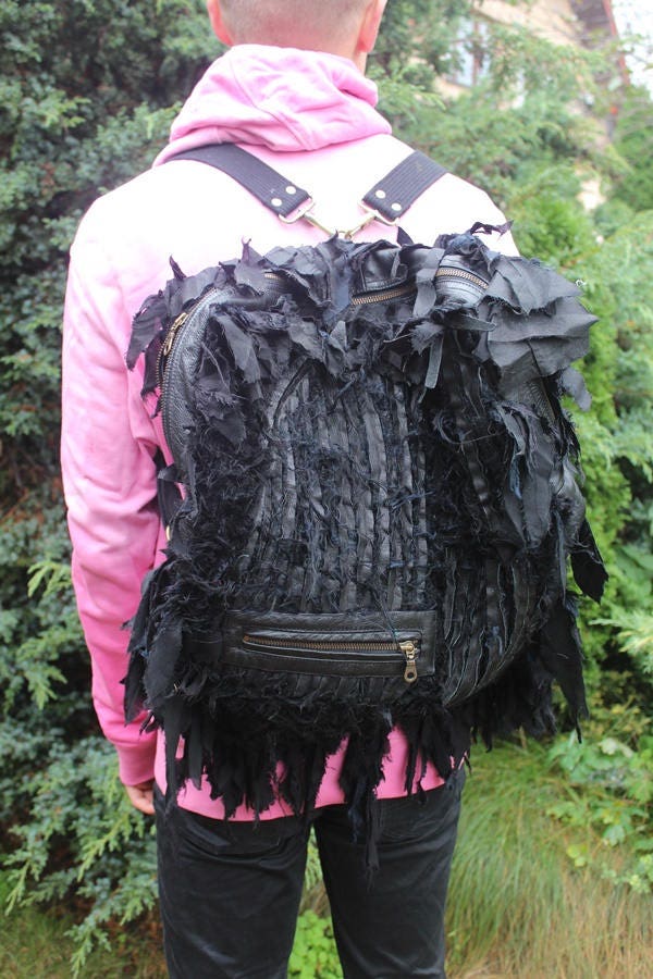 Schwarz in Schwarz, Rucksack.steampunk, Goth, Unikat, Kunstfertig Versandfertig von JARMOLOWSKA