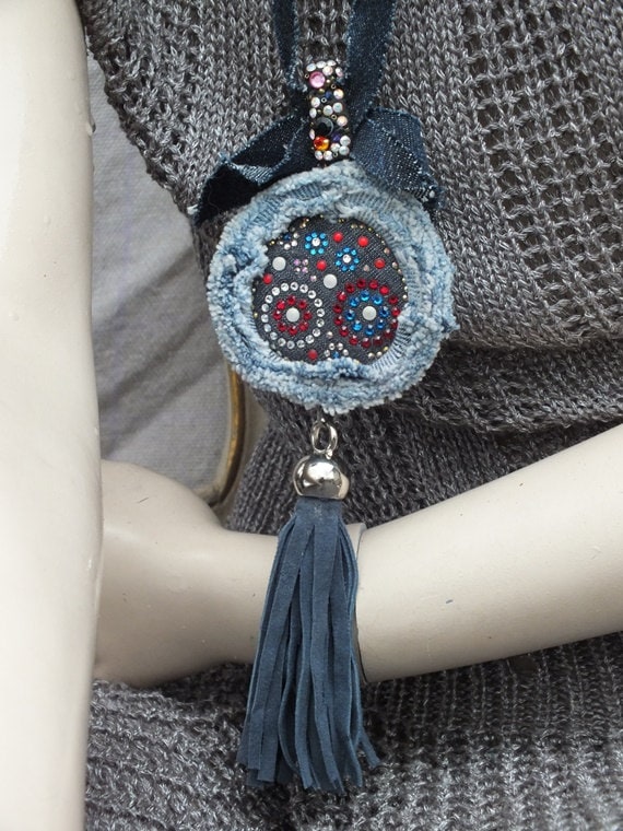 Verkauf Be Glücklich Anhänger. Einzigartige, Handgefertigte Anhänger, Künstlerisch, Versandbereit von JARMOLOWSKA